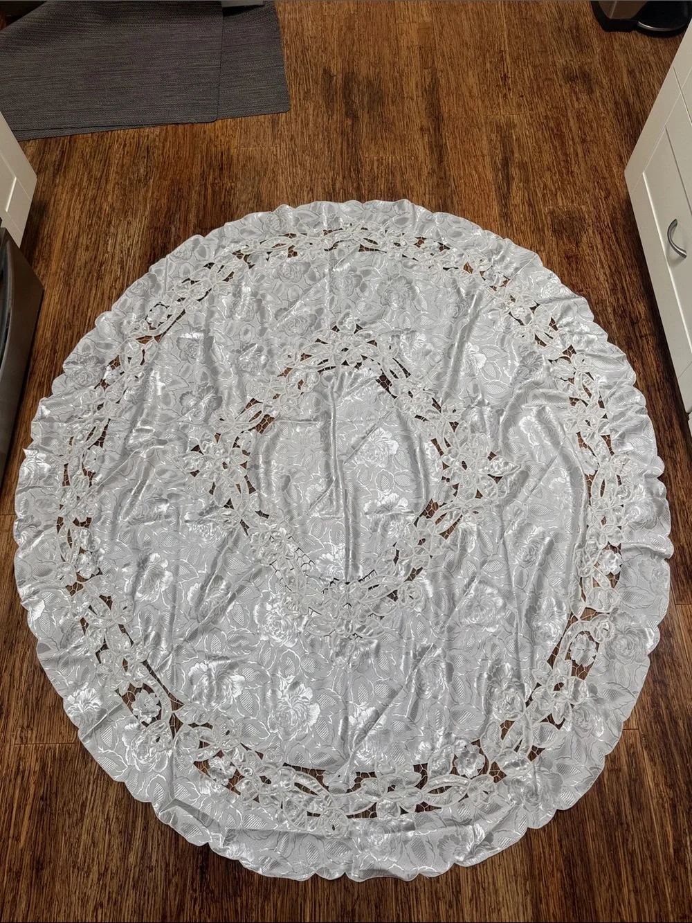 Vintage white satin floral lace round tablecloth and napkin set 72”